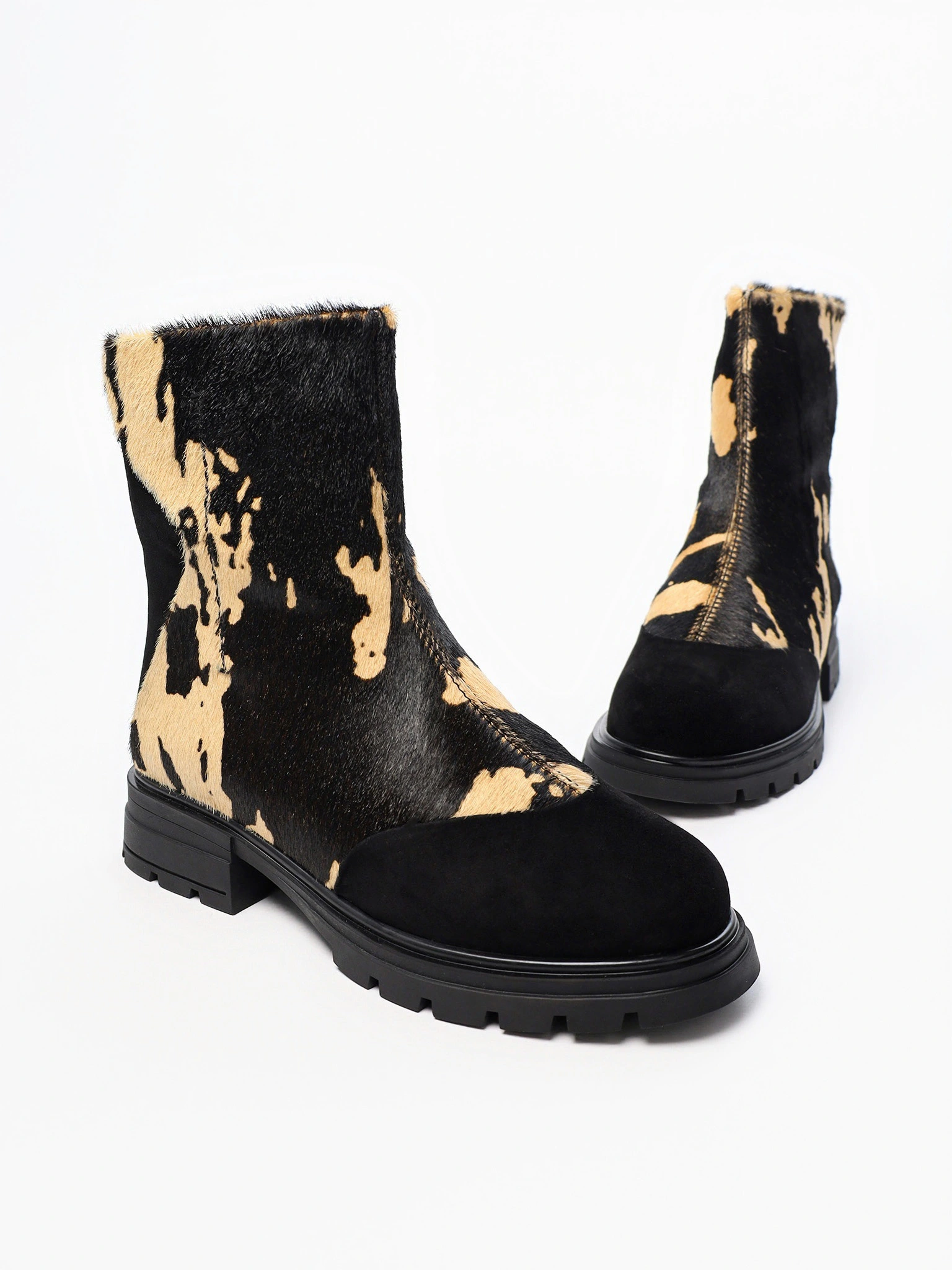 Ботинки комбинированные черного цвета на рельефной подошве